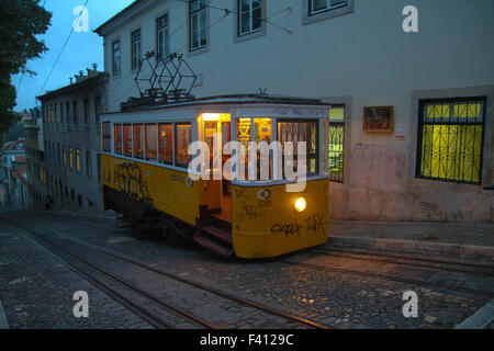 ​Lisbon, Portugal, le 5 octobre, 2015. Un Funiculaire Glória qui relie la place de la restauration avec le Bairro Alto vu sur son premier voyage de la journée le long de la route 265 mètres de long juste après le lever du soleil. Crédit : David Mbiyu/ Alamy Live News Banque D'Images