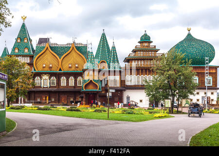 Moscou, Russie - 29 septembre 2015 : Kolomenskoe city park. Copie du palais du tsar Alexeï Mikhaïlovitch Romanov. C'est re Banque D'Images