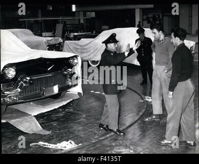 Dévoilé encore sont les vedettes de l'exposition internationale de l'automobile qui commencera à Francfort le 19 septembre. 10 janvier, 1975. Les gens de décoration travaille toujours dans l'exposition-halls et le gardien s'arrêta quelques hommes curieux. © Keystone Photos USA/ZUMAPRESS.com/Alamy Live News Banque D'Images