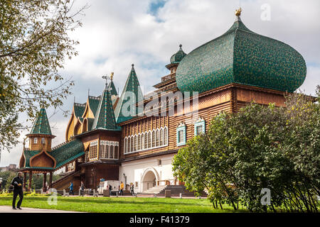 Moscou, Russie - 29 septembre 2015 : Kolomenskoe city park. Copie du palais du tsar Alexeï Mikhaïlovitch Romanov. C'est re Banque D'Images