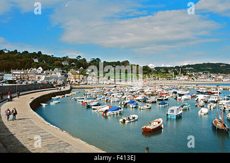 Le port de Lyme Regis et la Cobb, sur la côte du Dorset, à la fin de l'été, dans le sud-ouest de l'Angleterre Banque D'Images