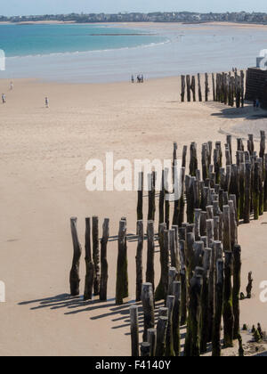 Poteaux en bois à Saint-Malo plage à marée basse Banque D'Images