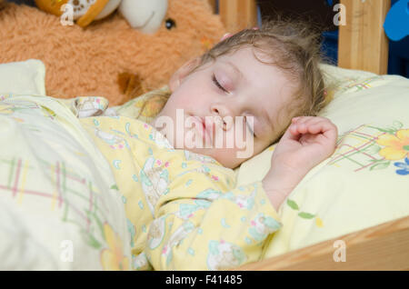 Trois ans, fille de dormir dans son berceau Banque D'Images
