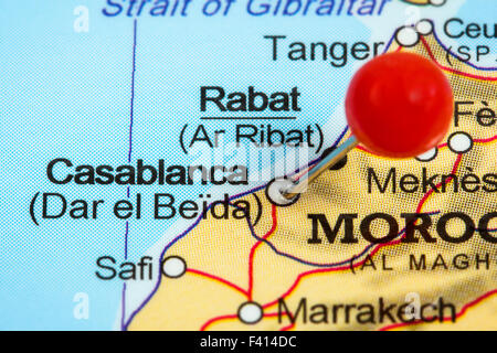 Close-up d'une punaise rouge sur une carte de Casablanca, Maroc. Banque D'Images