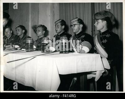 10 janvier 1962 - à l'occasion de la 481ème anniversaire de la fondation de l'université-Judwig-Maximillan à Munich il y a eu une grande fête où il y avait à voir les sociétés d'étudiants en grande tenue, pour la première fois l'autel de la guerre. Les étudiants ont été admis à l'oreille aux couleurs de leur société. Les écoles secondaires des groupes politiques, à savoir le parti socialiste, le parti libéral et les étudiants libres - association a déposé pour être mis de côté par cette action de l'ASTA (Commun) Comité des étudiants. Ils étaient d'avis que la société politique n'a pas permis à des non-étudiants orated-maïs Banque D'Images