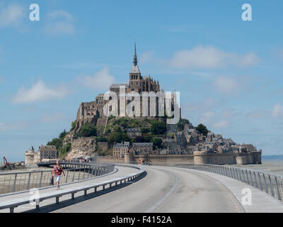 Le tourisme ou les promenades sur le pont du Mont Saint-Michel Banque D'Images