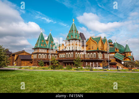 Moscou, Russie - 29 septembre 2015 : Kolomenskoe city park. Copie du palais du tsar Alexeï Mikhaïlovitch Romanov. C'est re Banque D'Images