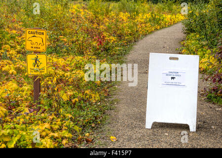 Panneau d'avertissement de l'ours à Mount Robson Provincial Park, British Columbia, Canada. Un avertissement au public que le sentier est fermé. Banque D'Images