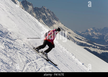 Adolescente, du ski alpin, de descendre de fortes pentes versant alpin. Concept d'activités de profiter de l'hiver. Banque D'Images