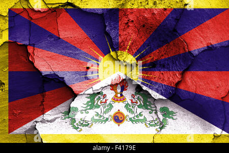 Drapeau du Tibet peint sur mur fissuré Banque D'Images