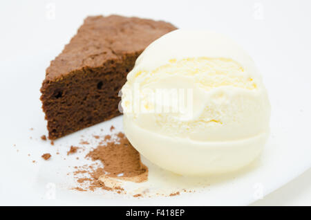 Gâteau au chocolat avec de la crème glacée Banque D'Images