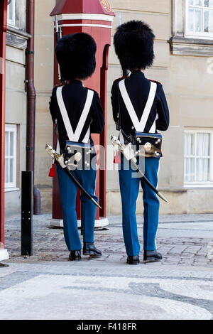 Deux soldats de la Garde royale en patrouille au Palais Amelienborg, Copenhague, Danemark Banque D'Images