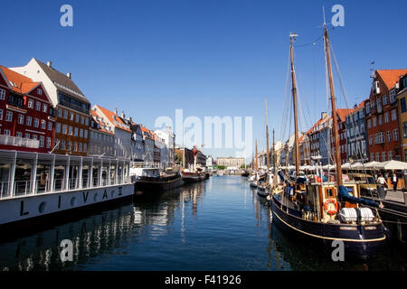 Vue sur le canal de Copenhague, Danemark, montrant les bateaux et bâtiments Banque D'Images