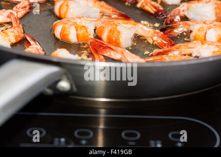 Crevettes frites dans la poêle copyspace Banque D'Images