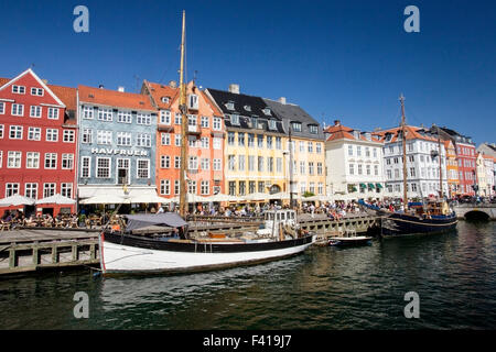 Vue sur le canal de Copenhague, Danemark, montrant les bateaux et bâtiments Banque D'Images