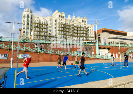 Un groupe d'hommes jouant au basket-ball au front de mer de Brighton et Hove, East Sussex, Angleterre. Banque D'Images