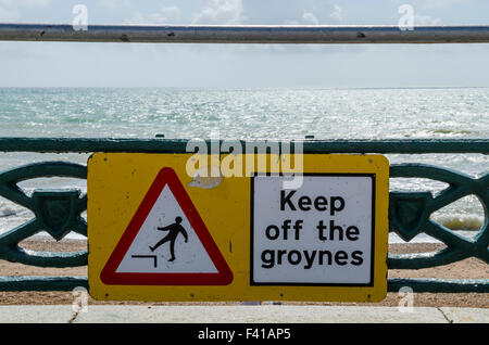 Garder des épis panneau d'avertissement sur le front de mer de Brighton et Hove, East Sussex, Angleterre. Banque D'Images