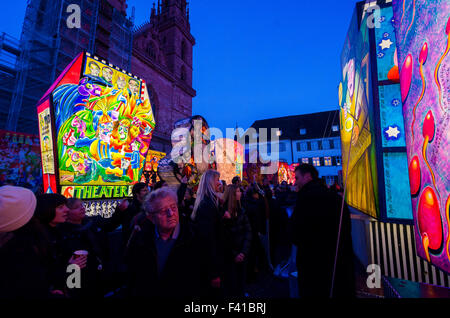 Tous les grands laterns, coloré décoré avec des thèmes sociaux et politiques, s'affichent sur la Münsterplatz et créer une très speci Banque D'Images