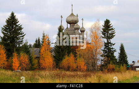 L'ancienne église russe dans la forêt d'automne Banque D'Images