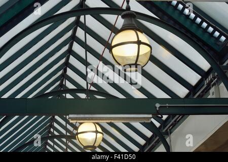 À l'intérieur de toit noir et blanc avec des lampes Banque D'Images