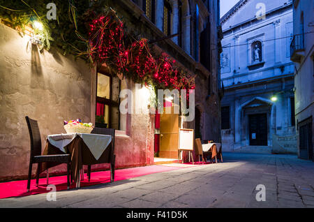 Restaurant romantique dans une porte juste à côté de canale grande la nuit Banque D'Images