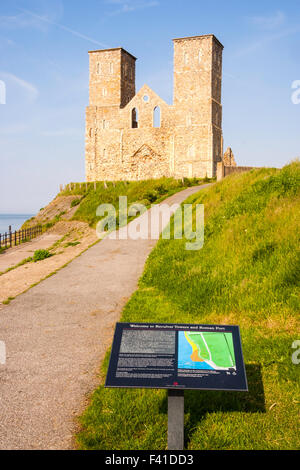 Promenade en bord de mer menant à la Twin Tower en cinq étapes ruines de St Mary's 12e siècle église à Reculver, dans le Kent, en Angleterre. Ciel bleu, heure d'or. Banque D'Images