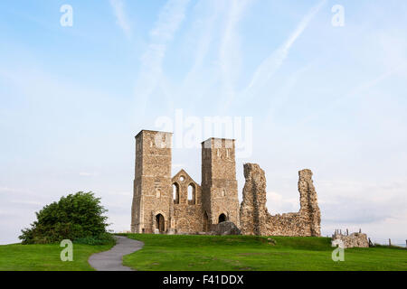 Reculver ruines en Angleterre. La ruine, l'église St Mary, 12e siècle, construite sur les ruines de l'Église anglo-saxonne plus tôt sur la côte. Heure d'or. Banque D'Images