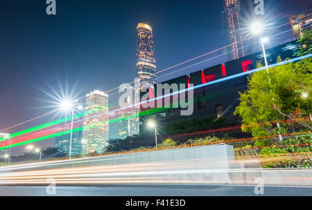 Guangzhou de nuit avec light trails Banque D'Images