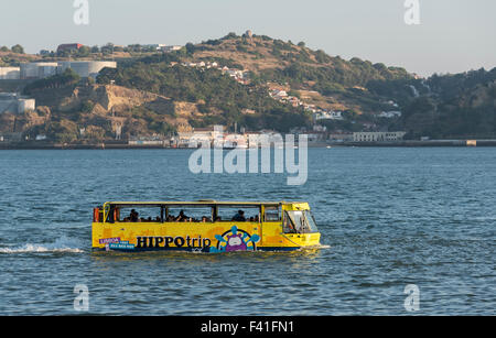 Lisbonne, Portugal - 26 septembre 2015 : Visite en bus des amphibiens est HIPPOtrip traversant la rivière Taag à Lisbonne le 2 septembre Banque D'Images