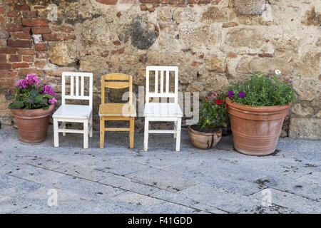 Monteriggioni, petites chaises, Toscane, Italie Banque D'Images