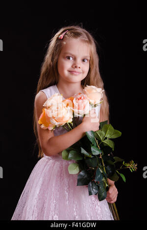 Cinq ans fille avec un bouquet de fleurs Banque D'Images