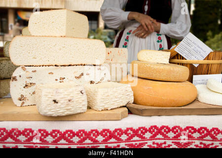 Assortiment de fromages locaux faits à la main, sur une foire des produits traditionnels, à Miercurea-Ciuc, Harghita, Roumanie. Banque D'Images