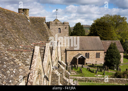 Royaume-uni, Angleterre, Shropshire, Craven Arms, Stokesay Castle view du toit du Grand Hall et de l'église