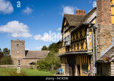 Royaume-uni, Angleterre, Shropshire, Craven Arms, Château Stokesay guérite, et St John the Baptist Church Banque D'Images