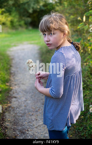 11 ans, fille, à la réflexion dans les bois Banque D'Images