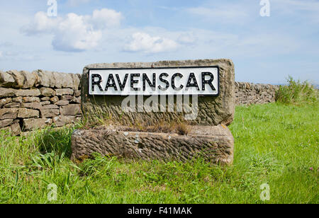 Panneau du village Ravenscar Whitby Robin hoods bay Banque D'Images