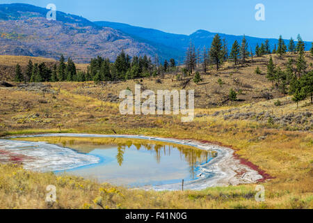 Les Pots de peinture dans le paysage montagneux de la Colombie-Britannique, près de Kamloops, le long de la route transcanadienne, au Canada. Banque D'Images