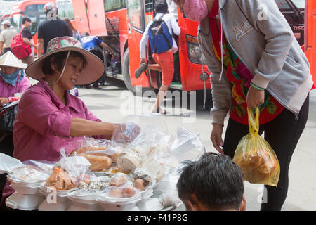 Vietnamienne à la gare routière de Futa à Ho chi minh ville prépare et vend des aliments pour les voyageurs de bus,Saigon, Vietnam Banque D'Images