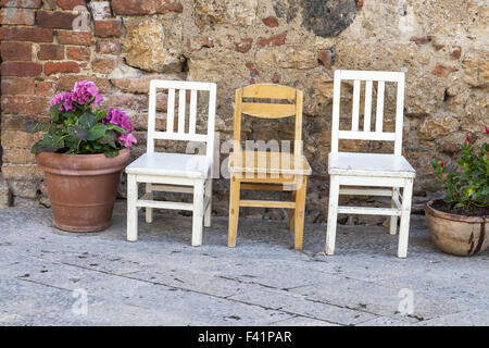 Monteriggioni, petites chaises, Toscane, Italie Banque D'Images