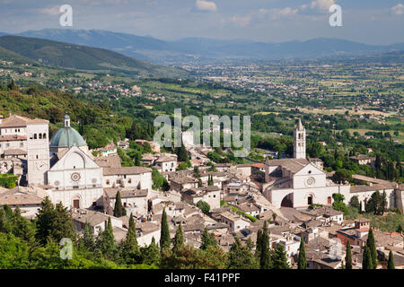 Vue sur Ville, cathédrale San Rufino et Eglise Santa Chiara, assise, Province de Pérouse, Ombrie, Italie Banque D'Images