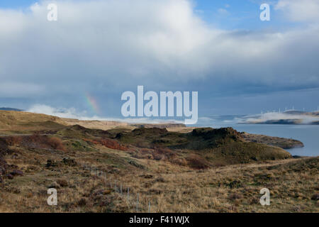 Le paysage de la gorge du Columbia du côté de Washington à la sec sur des terres rocheuses avec un arc-en-ciel sous un ciel orageux Banque D'Images