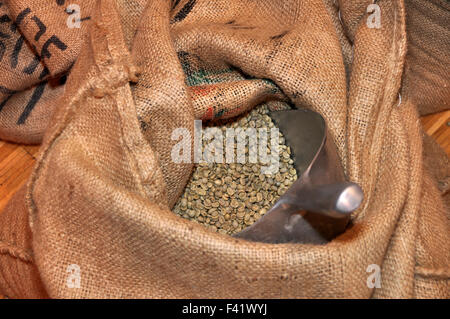 Sac de grains de café non torréfiés, torréfaction, Hambourg, Allemagne Banque D'Images