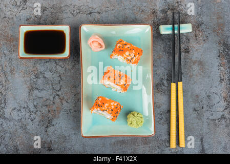 Rouleaux de Sushi sur la table. Vue d'en haut. Banque D'Images