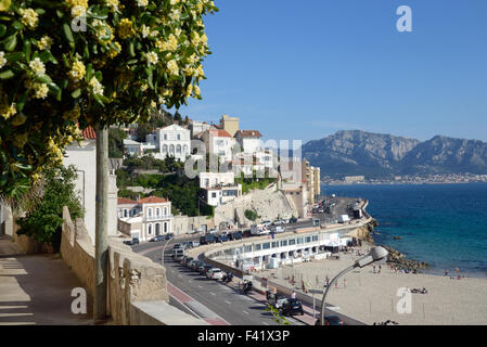 La Corniche Kennedy, front de mer ou la plage du  : Beach & le quartier Roucas Blanc Marseille Provence France Banque D'Images