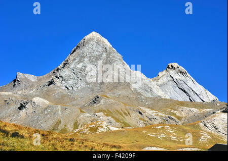 Mountain top Le Pain de Sucre au col du Col d'Agnel entre la France et l'Italie, Alpes, France Banque D'Images