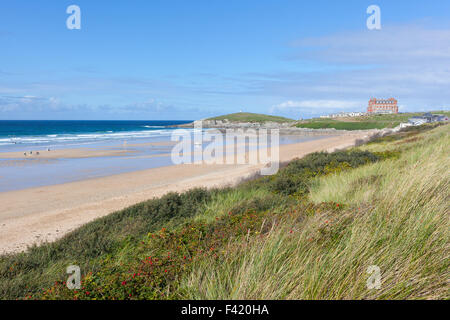 Vue d'ensemble sur la plage de Fistral Newquay, Cornwall en vue de l'herbe des dunes sur une journée ensoleillée. Banque D'Images