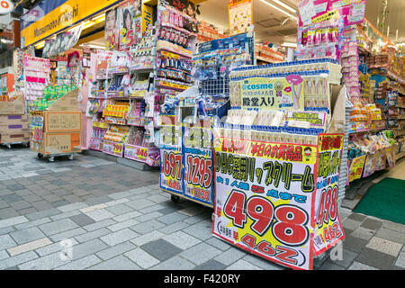 Divers produits en vente à Matsumoto Kiyoshi pharmacie dans Yurakucho le 14 octobre 2015, Tokyo, Japon. Matsumoto Kiyoshi est la plus grande chaîne de pharmacies du Japon à bas prix de vente de cosmétiques et la médecine. Elle a été fondée en 1932 et prétend servir plus de 16 % de la population japonaise. © Rodrigo Reyes Marin/AFLO/Alamy Live News Banque D'Images