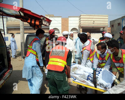 Dera Ghazi Khan. 14Th Oct, 2015. Les sauveteurs retirer un corps à partir de l'explosion dans le centre du Pakistan Dera Ghazi Khan, le 14 octobre 2015. Au moins sept personnes ont été tuées et une dizaine d'autres blessés lors d'un attentat-suicide a frappé une élection bureau d'un législateur au Pakistan's central district de Dera Ghazi Khan le mercredi, les médias locaux ont rapporté. Credit : Stringer/Xinhua/Alamy Live News Banque D'Images