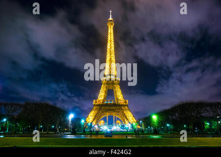 PARIS - 05 DÉCEMBRE : l'éclairage de la Tour Eiffel sur Décembre 05, 2012 à Paris. Créé en 1985, le nouveau système a permis à la Banque D'Images