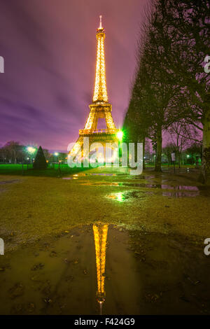 PARIS - 05 DÉCEMBRE : l'éclairage de la Tour Eiffel sur Décembre 05, 2012 à Paris. Créé en 1985, le nouveau système a permis à la Banque D'Images